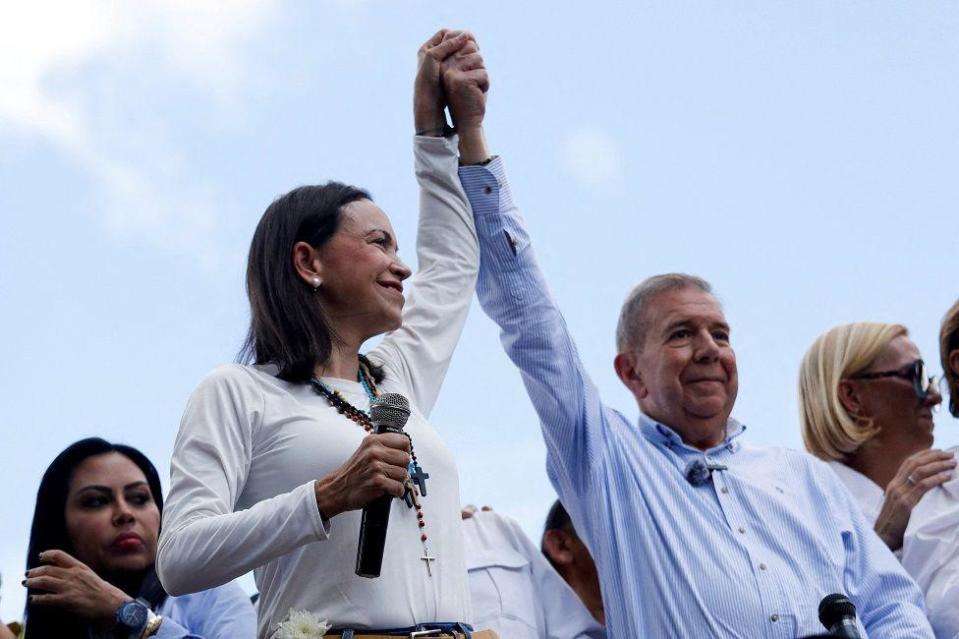 María Corina Machado e Edmundo González levantando os braços