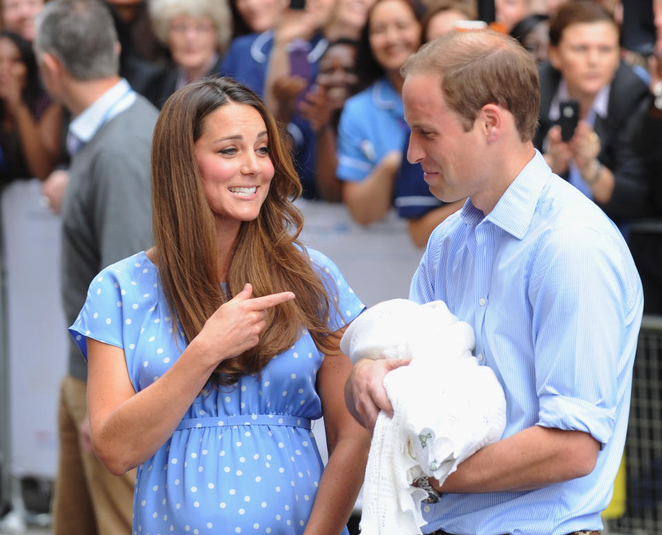 Von Prinz William gibt es viele Bilder, wie er eines seiner Kinder als Baby mit dem rechten Arm trägt - er ist Linkshänder.