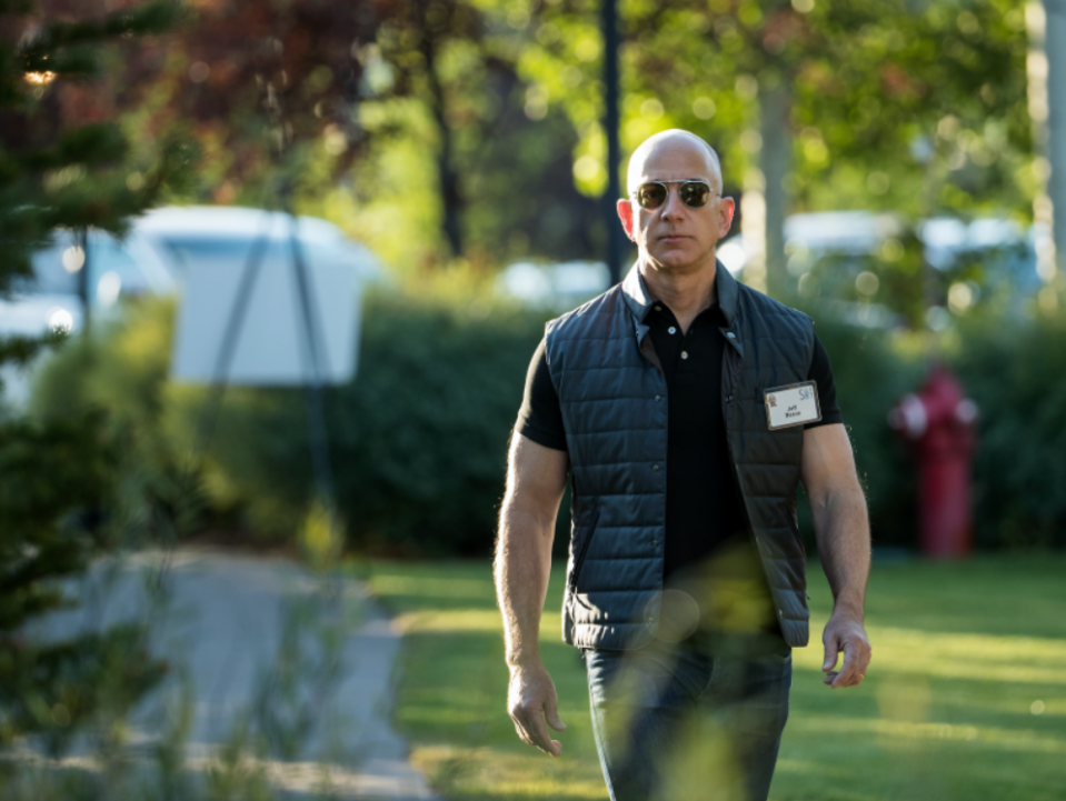 Jeff Bezos hat ordentlich  Muskeln aufgebaut. - Copyright: Drew Angerer, Getty images