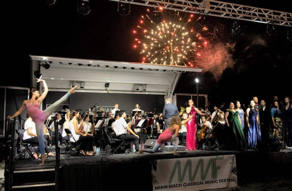 Concierto del Día de la Independencia 2022 en Lummus Park con la Orquesta MMF y la cantante exalumna Elizabeth Zito. La orquesta toca junto con el espectáculo de fuegos artificiales.