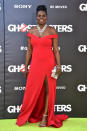 <p>Die Schauspielerin Leslie Jones beschwerte sich via Twitter darüber, dass kein Modelabel bereit war, sie für die Premiere ihres Films „Ghostbusters“ einzukleiden: „Es ist so lustig, dass es keine Designer gibt, die mir mit einem Premierenkleid für den Film helfen wollen – aber ich merke mir das alles.“ Doch Designer Christian Siriano reagierte prompt und stellte dieses rote Kleid zur Verfügung. Später schrieb er auf Twitter. „Es sollte keine Ausnahme sein, mit brillanten Menschen zusammenzuarbeiten, nur weil sie keine Durchschnittsgröße tragen.“ (Bild: AP Photo) </p>