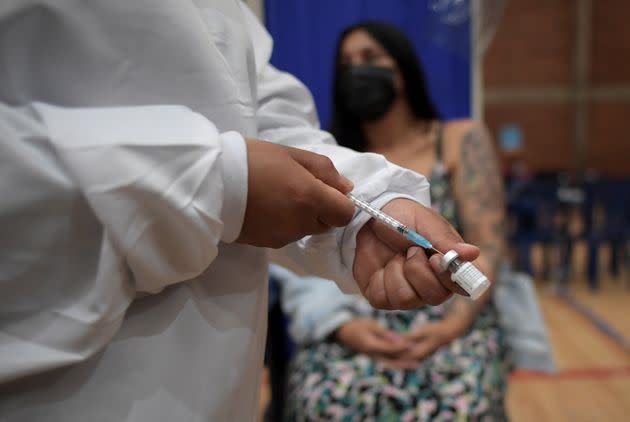 Une femme s'apprête à recevoir une dose du vaccin Pfizer à Bogota le 23 juillet 2021. (Photo: RAUL ARBOLEDA via AFP)