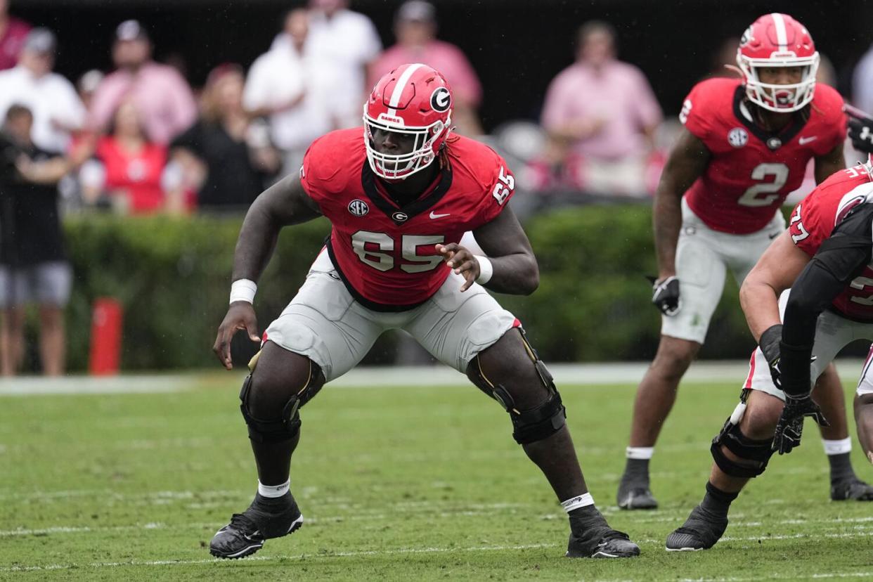 Georgia offensive lineman Amarius Mims sets up against South Carolina.