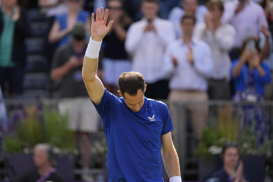 El británico Andy Murray saluda después de recibir aplausos de la afición tras retirarse de su encuentro ante el australiano Jordan Thompson en el torneo Queen's Club el miércoles 19 de junio del 2024. (AP Foto/Kirsty Wigglesworth)