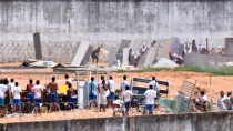 <p>Im Gefängnis Alcacuz in Natal, Brasilien, schützen sich Insassen verschiedener Gangs während eines Aufstands. (Bild: Josemar Goncalves/Reuters) </p>