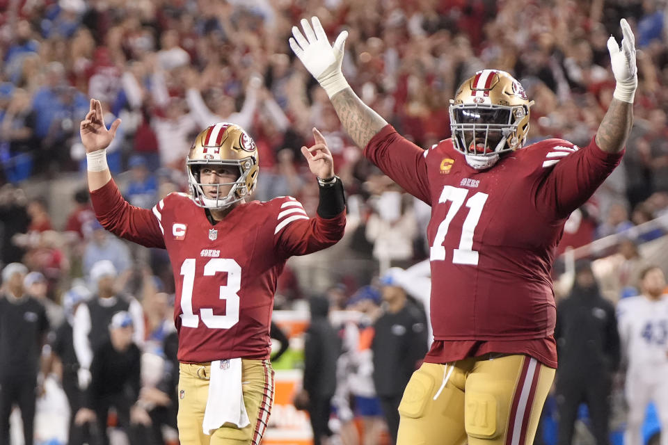 El quarterback de los 49ers de San Francisco Brock Purdy y el tacle ofensivo Trent Williams celebran el tuochdown de Elijah Mitchell en el duelo de Campeonato de la Conferencia Nacional el domingo 28 de enero del 2024. (AP Foto/Mark J. Terrill)