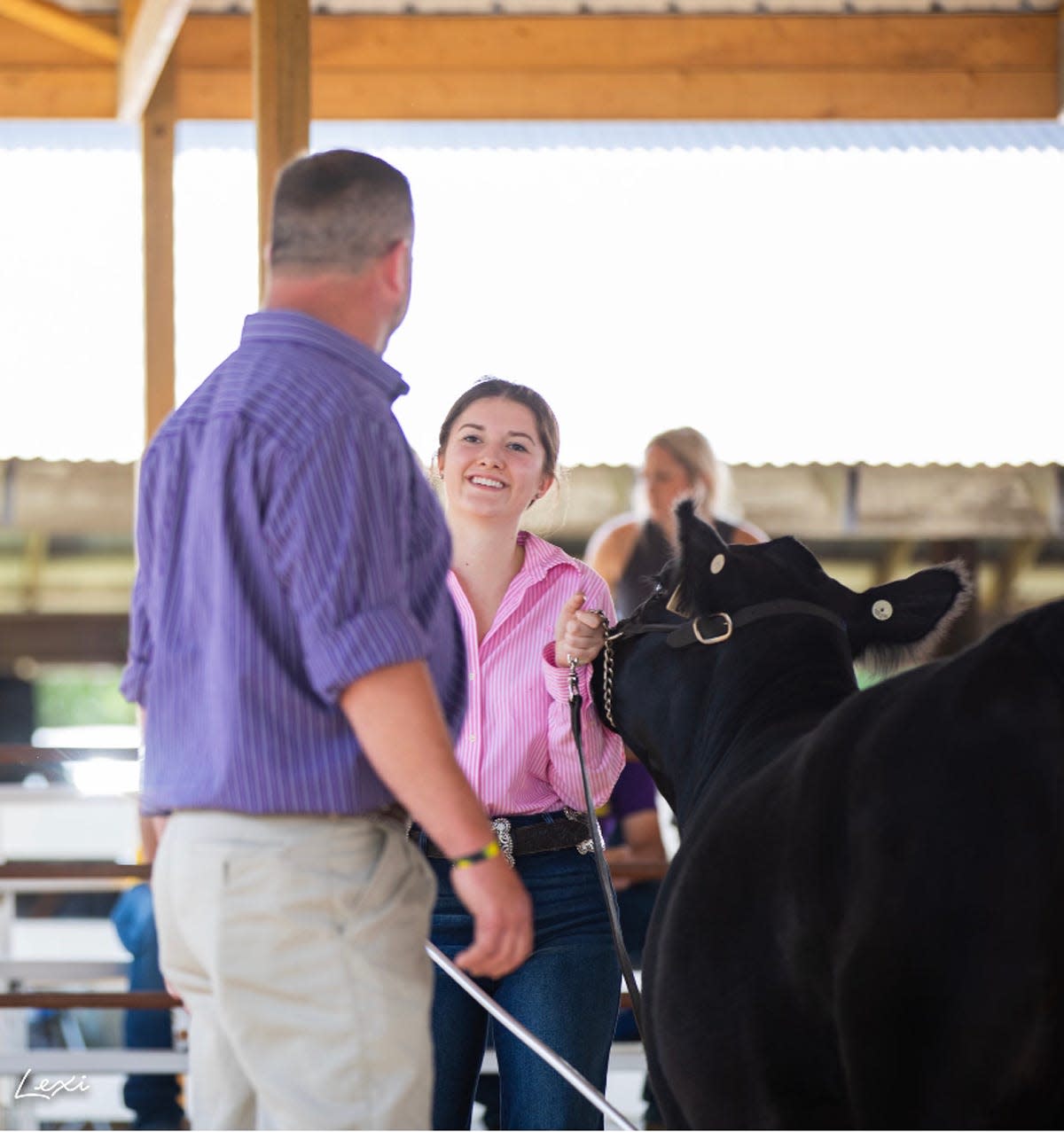 Erin speaks with a McDonough County 4-H judge about her heifer’s birthdate.