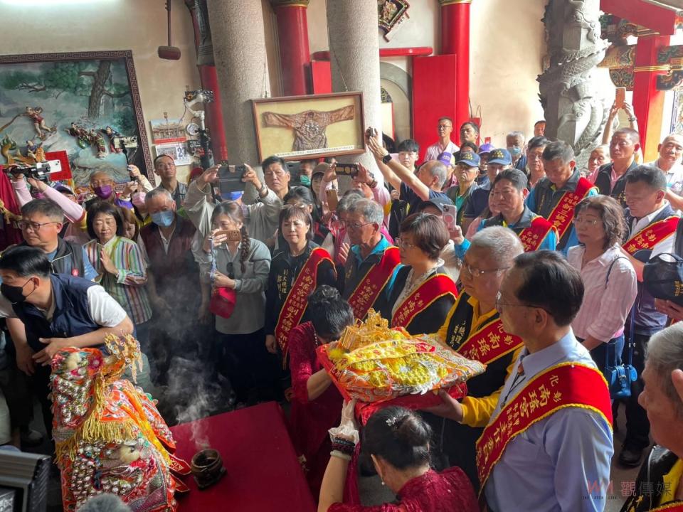 ▲彰化南瑤宮笨港進香「百年徒步古香路之行」，彰化縣長王惠美、彰化市長林世賢夫人高德耘等人恭謹地為媽祖換穿龍袍，神聖溫馨儀式原汁原味呈現。（記者陳雅芳翻攝）