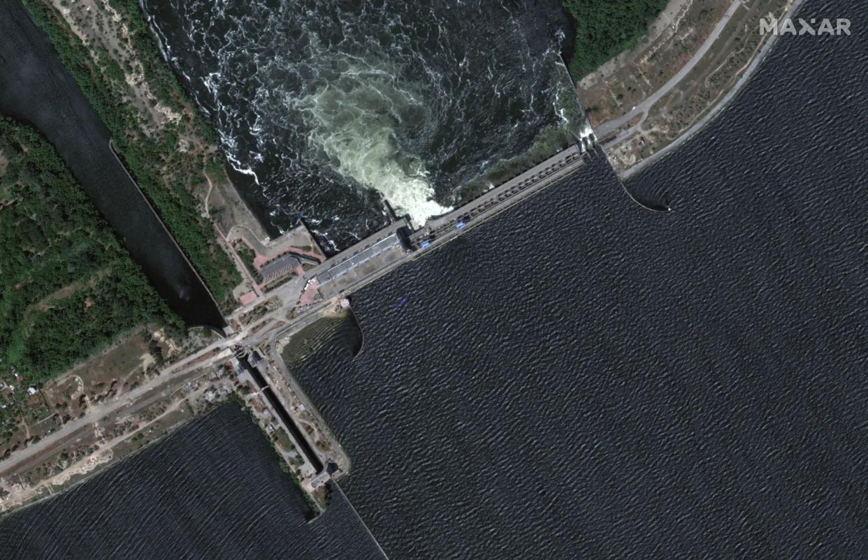 Maxar-Satellitenbilder von Nahaufnahmen des Staudamms und des Wasserkraftwerks Nova Kakhovka vor und nach dem Bau. - Copyright: Satellite image (c) 2023 Maxar Technologies