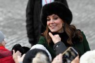 <p>Kate wurde mit Kiki McDonough Ohrringen gesehen, die sie bereits in Indien getragen hatte, dazu eine warme Kunstpelzmütze, die sie bereits am ersten Weihnachtsfeiertag getragen hatte.<em> [Bild: Getty]</em> </p>