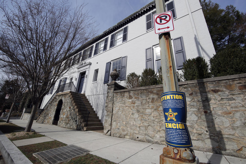 Un letrero de la policía restringe el paso en la acera donde se encuentra ubicada la casa de Ivanka Trump, hija del presidente Donald Trump, en Washington, el viernes 24 de marzo de 2017. Los vecinos del elegante vecindario Kalorama dicen que Ivanka Trump y su familia no son muy buenos vecinos, ya que ocupan demasiado espacio para estacionarse y además dejan bolsas de basura en la acera durante días. (AP Foto/Alex Brandon)