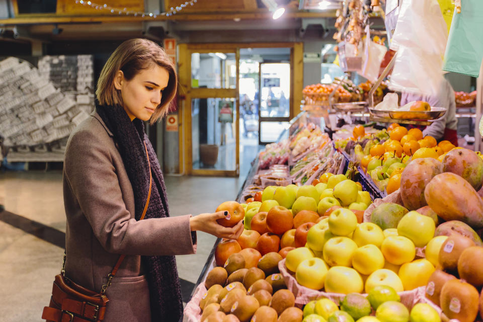 Bei Obst und Gemüse sollte bestenfalls auf Bio-Qualität geachtet werden. (Bild: Getty Images/Alexander Spatari)