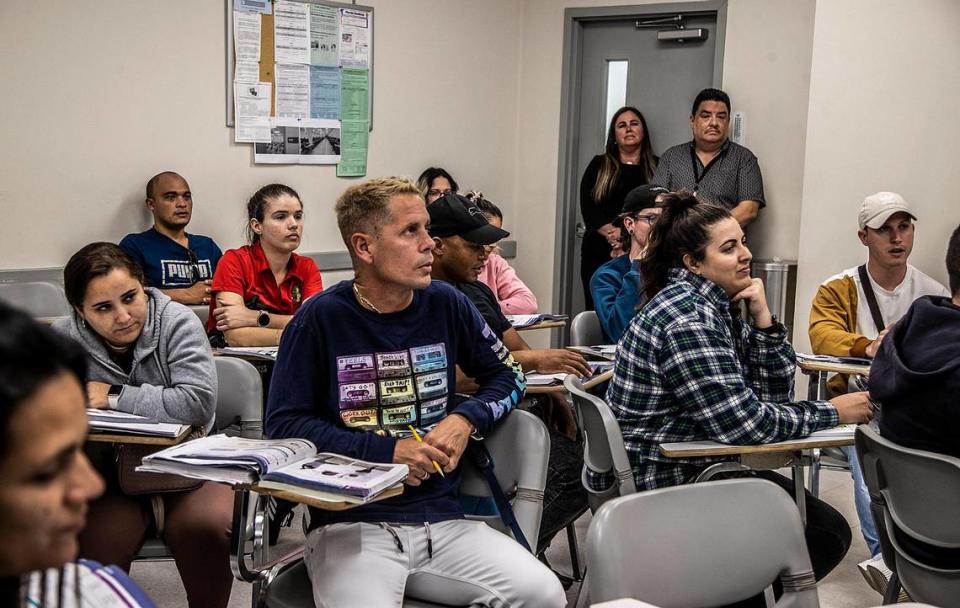 Miami Dade College ofrece clases de inglés y cursos vocacionales gratuitos para cubanos y haitianos con parole humanitario, refugiados y asilados. Es una oportunidad de ampliar el campo laboral para los migrantes.