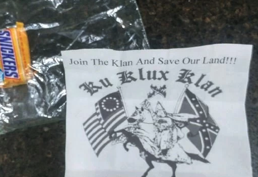 Las bolsas contenían chocolatinas y panfletos promocionando el Ku Klux Klan y fueron encontradas a primera hora de la mañana en las entradas de las casas de Rome, Nueva York (Foto: Oficina del sheriff del condado de Oneida).