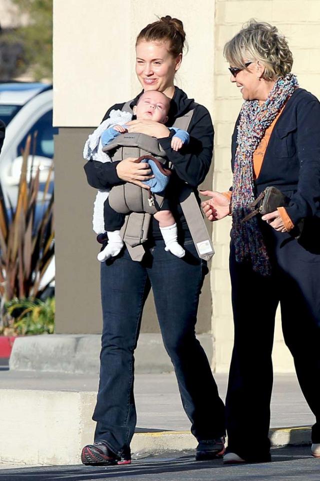 Jennifer Connelly & Paul Bettany: LAX Arrivial with the Kids