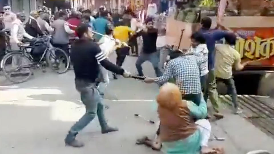 A violent fight broke out among shopkeepers, the dispute was allegedly over customers. Source: Twitter/@AradhyaVerma15
