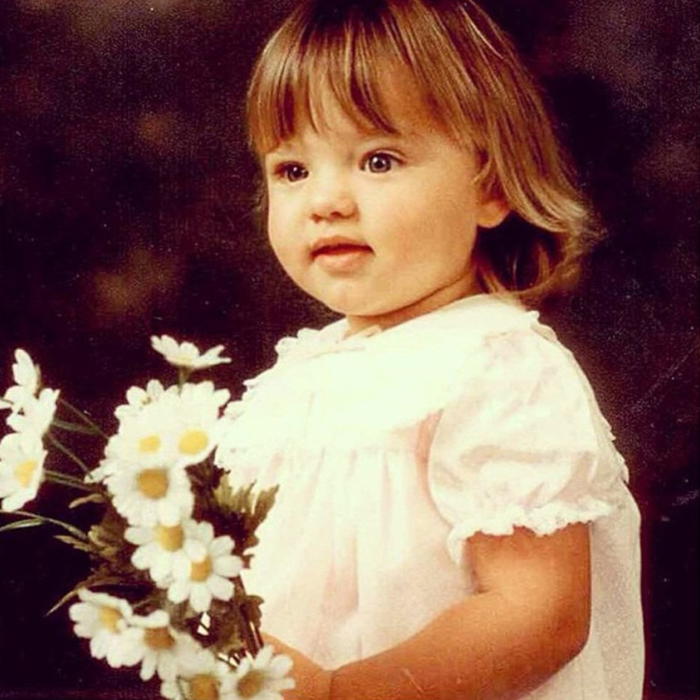 <p>Die rosigen Wangen verraten bei diesem Kind, wer das ist: Miranda Kerr war damals schon zum Anbeißen. (Foto: Miranda Kerr/Instagram) </p>