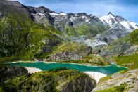 Der größte Nationalpark Österreichs und der Alpen und zählt zu den großartigsten Hochgebirgslandschaften weltweit: Hohe Tauern. Im Nationalpark beeindruckt vor allem die vielfältige Landschaft mit ausgedehnten Gletscherfeldern, eiszeitlich geformten Tälern, Schluchten und Klammen sowie tosenden Wasserfällen. Und in dieser herrlichen Landschaft ist sogar Camping erlaubt. (Bild: iStock/grafxart8888)