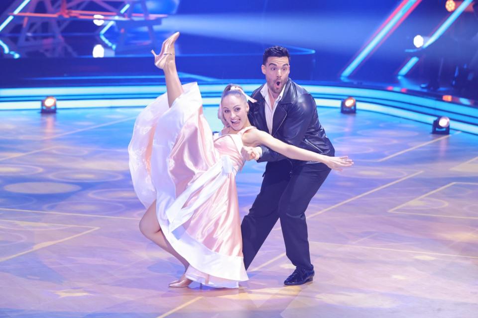 "Dein Bruder hat mehr Alarm gemacht": Joachim Llambi war mit Stefano Zarrellas Quickstep-Leistung an der Seite von Marta Arndt nicht ganz zufrieden. (Bild: 2024 Getty Images/Joshua Sammer)