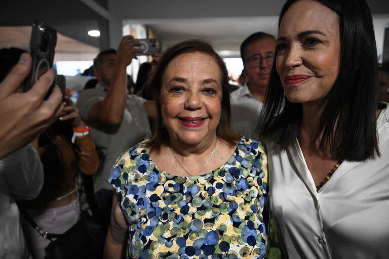 Corina Yoris, junto a María Corina Machado, en Caracas. (Federico Parra / AFP)