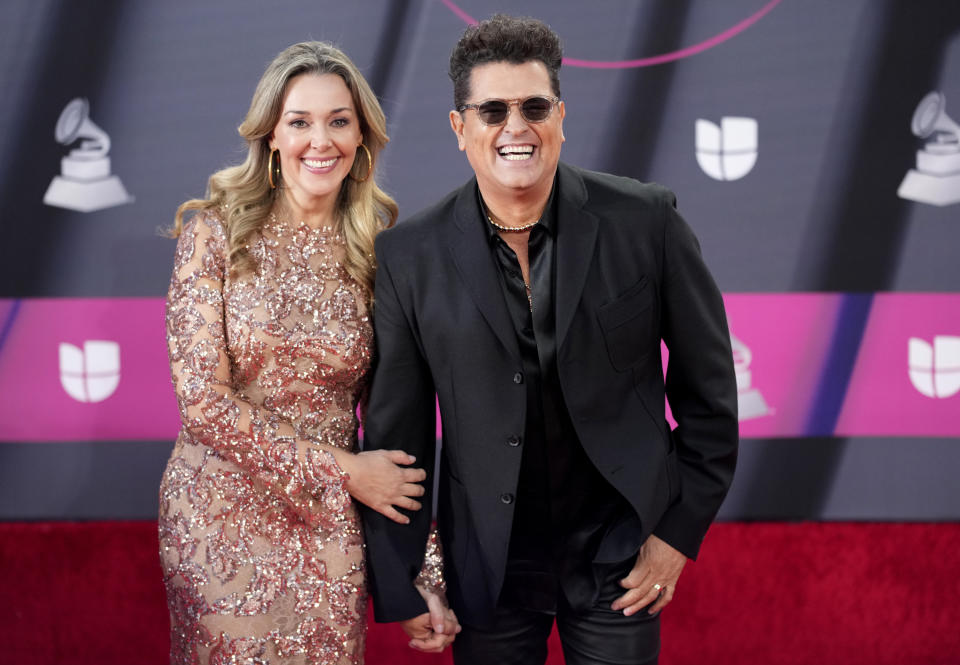 <p>Carlos Vives y Claudia Elena Vásquez. (AP Photo/John Locher)</p> 