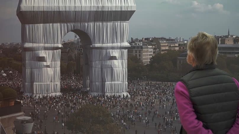 2021 wurde der 50 Meter hohe Triumphbogen in Paris verhüllt