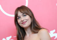 <p>Dakota Johnson luce con orgullo sus bolsas en los ojos, que ya forman parte de su característica belleza. (Foto: Reuters). </p>