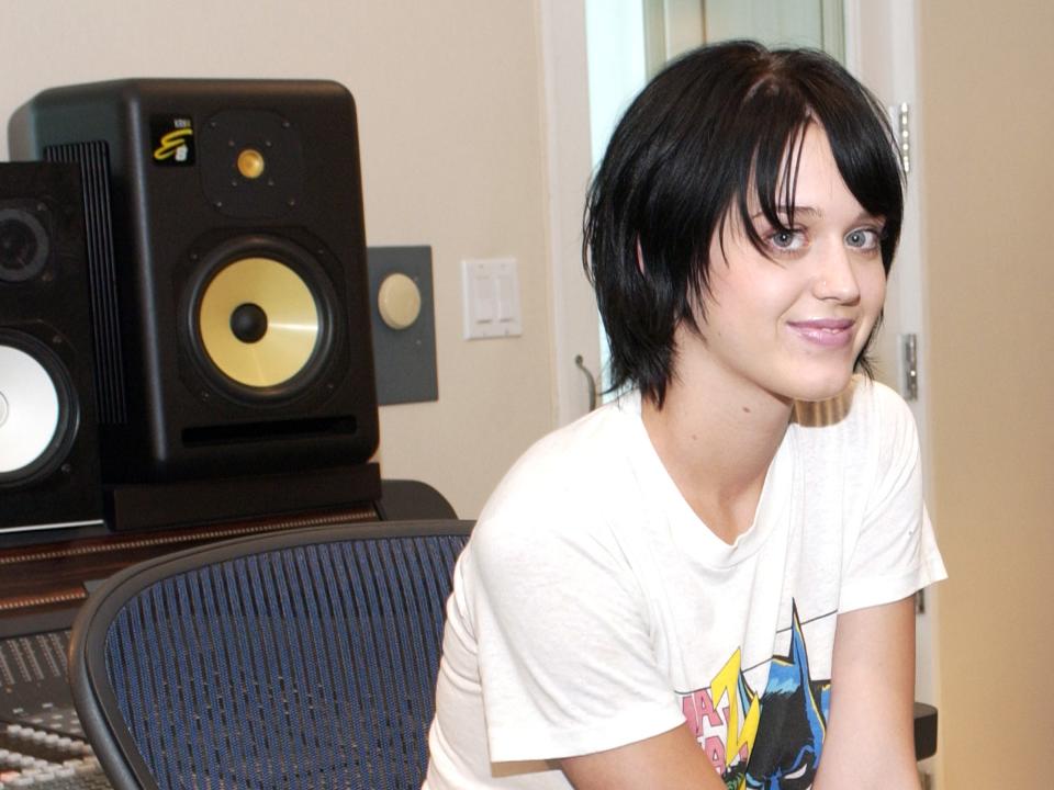 A young Kety Perry in a t-shirt in a studio.