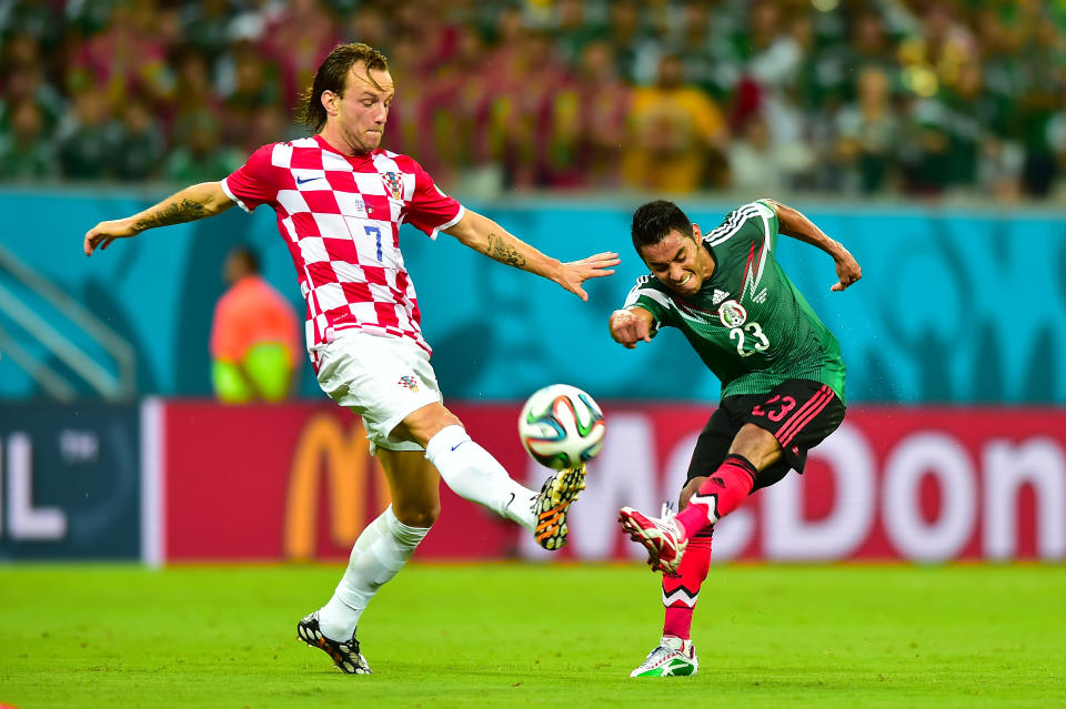 RECIFE, BRASIL - JUNIO 23: Juan Jose Vazquez (D) de Mexico y Ivan Rakitic (I) de Croacia, durante el tercer juego de la fase de grupos de la Copa del Mundo Brasil 2014 en el Estadio Pernambuco el 23 de Junio de 2014 en Recife, Brasil. (Foto: Francisco Estrada/JAM MEDIA)