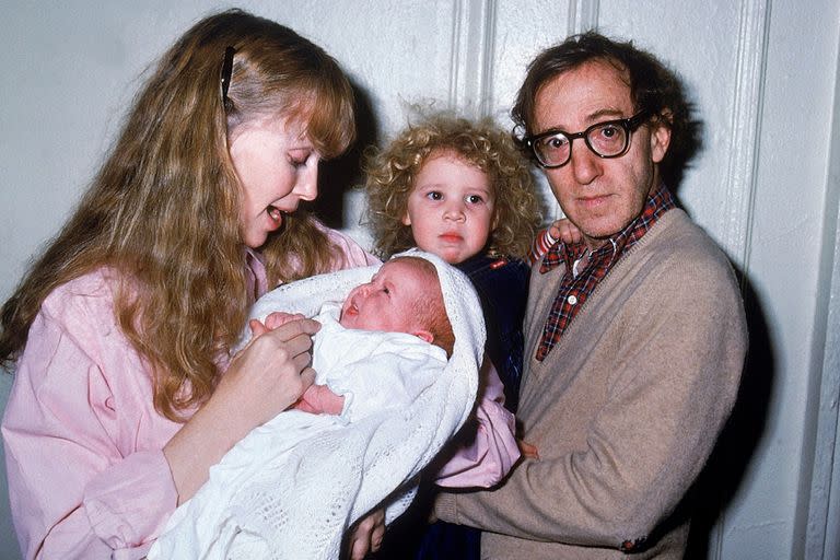 Dylan Farrow en brazos de su padre adoptivo, en 1988