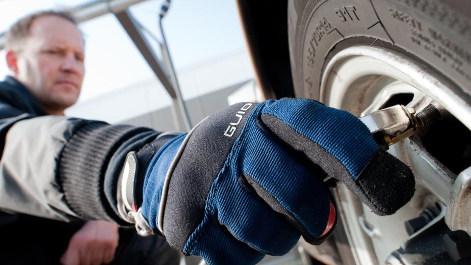 Um über die Winterpause einen Standplatten zu vermeiden, können Oldiebesitzer etwas mehr Luftdruck in die Reifen geben.