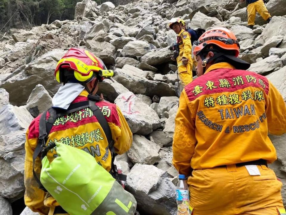 搜救人員徒步沿河床搜尋，步道已被落石掩埋。（台東、屏東搜救隊提供）