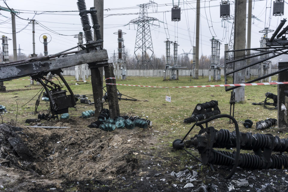 Daños provocados por un ataque con misiles rusos en octubre sobre una subestación eléctrica de alto voltaje en la parte central de Ucrania, el 10 de noviembre de 2022. (Brendan Hoffman/The New York Times)
