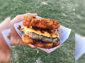 <p>An einem anderen Stand gibt es auch gleich den nächsten Food-Trend mit Makkaroni, den Mac-and-Cheese-Burger. Anstelle von Brot-Buns wurden dafür einfach Nudeln frittiert. (Bild-Copyright: transatlanticfoodies/Instagram) </p>