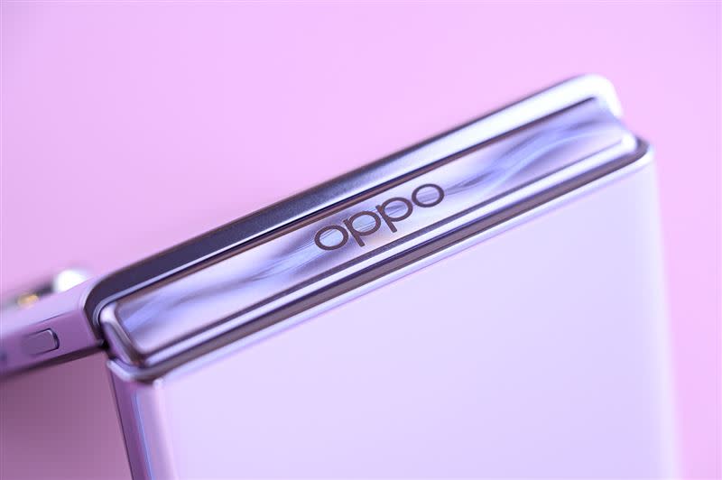 OPPO自研精工藝水滴轉軸，使摺痕變淺、摺疊後相當密合。