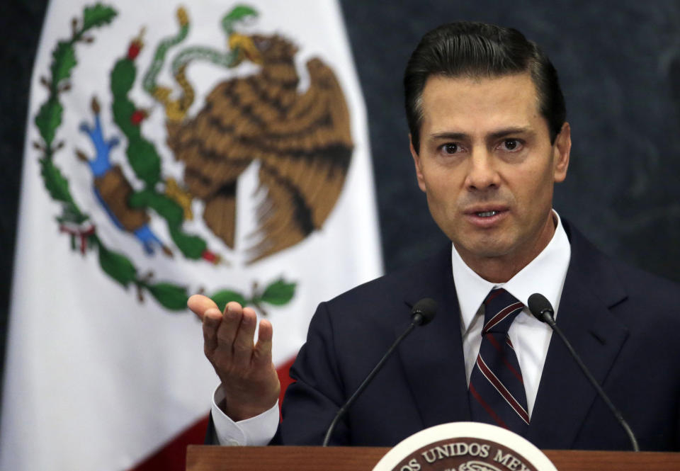 ARCHIVO - En esta fotografía de archivo del miércoles 4 de enero de 2017, el entonces presidente de México, Enrique Peña Nieto, habla durante una conferencia de prensa en la residencia presidencial de Los Pinos en la Ciudad de México. En algunas de las acusaciones más explosivas de la historia política mexicana reciente, el exjefe de la petrolera estatal acusó a Peña Nieto y a su secretario de Hacienda de dirigir un esquema de sobornos y malversación directamente desde la oficina del presidente. (AP Foto/Marco Ugarte, Archivo)