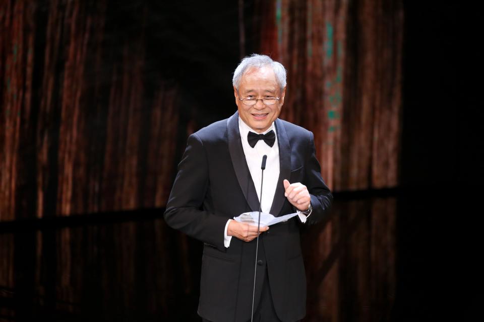 Ang Lee (à gauche) est l'introducteur du Brigitte Lin Lifetime Achievement Award.  (Fourni par Mirror Weekly)