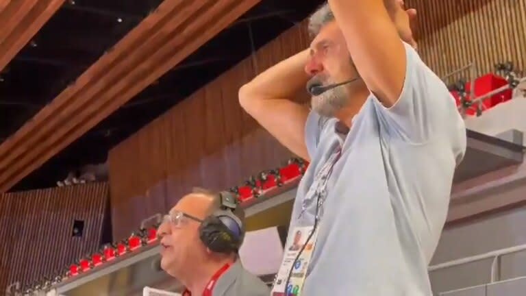 La emoción de José Montesano y Hugo Conte con el triunfo del seleccionado argentino de vóleibol ante EE.UU. en Tokio 2020.