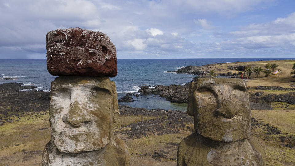 Los moais se encuentran en Ahu Tongariki, en Rapa Nui o Isla de Pascua, Chile, el domingo 27 de noviembre de 2022. Cada estatua monolítica tallada hace siglos por el pueblo rapanui de esta remota isla del Pacífico representa un antepasado. (Foto AP/Esteban Félix)