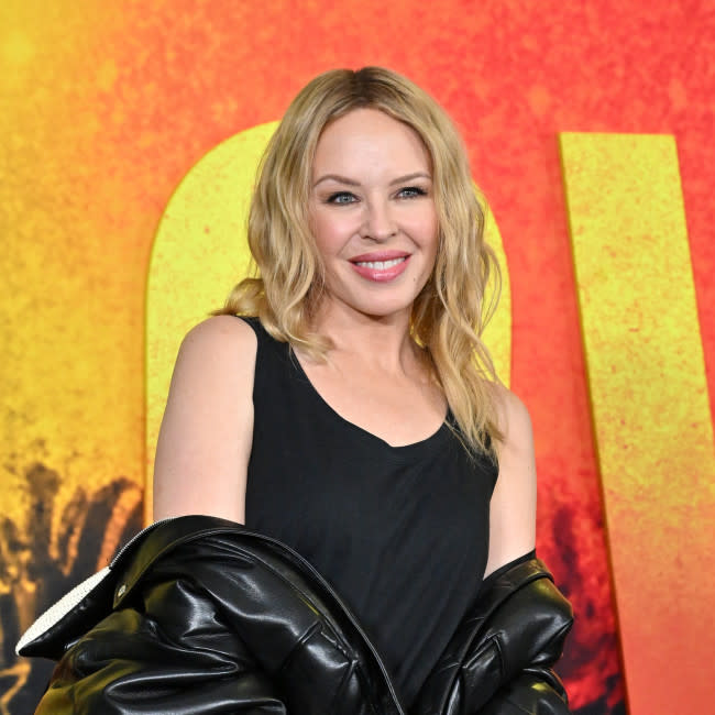 Planea Kylie Minogue levantar el techo en los BRIT Awards credit:Bang Showbiz