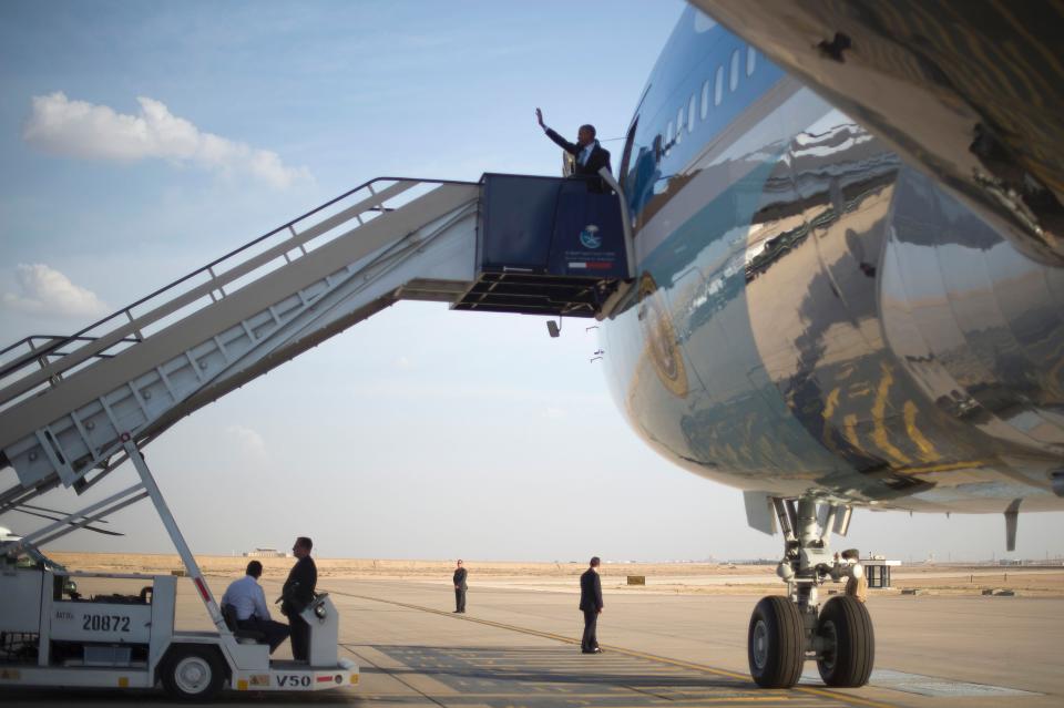 US President Barack Obama waves as he boards a plane at King Khalid International Airport following a US-Gulf Cooperation Council Summit in Riyadh.&nbsp;