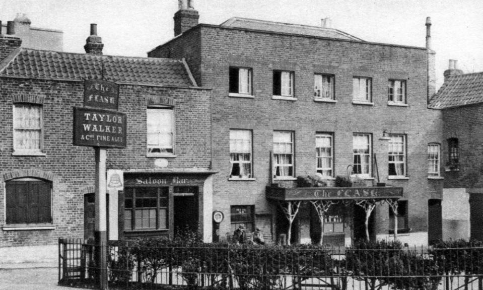 ‘The Flask’ ale house, Highgate Village taken in 1927