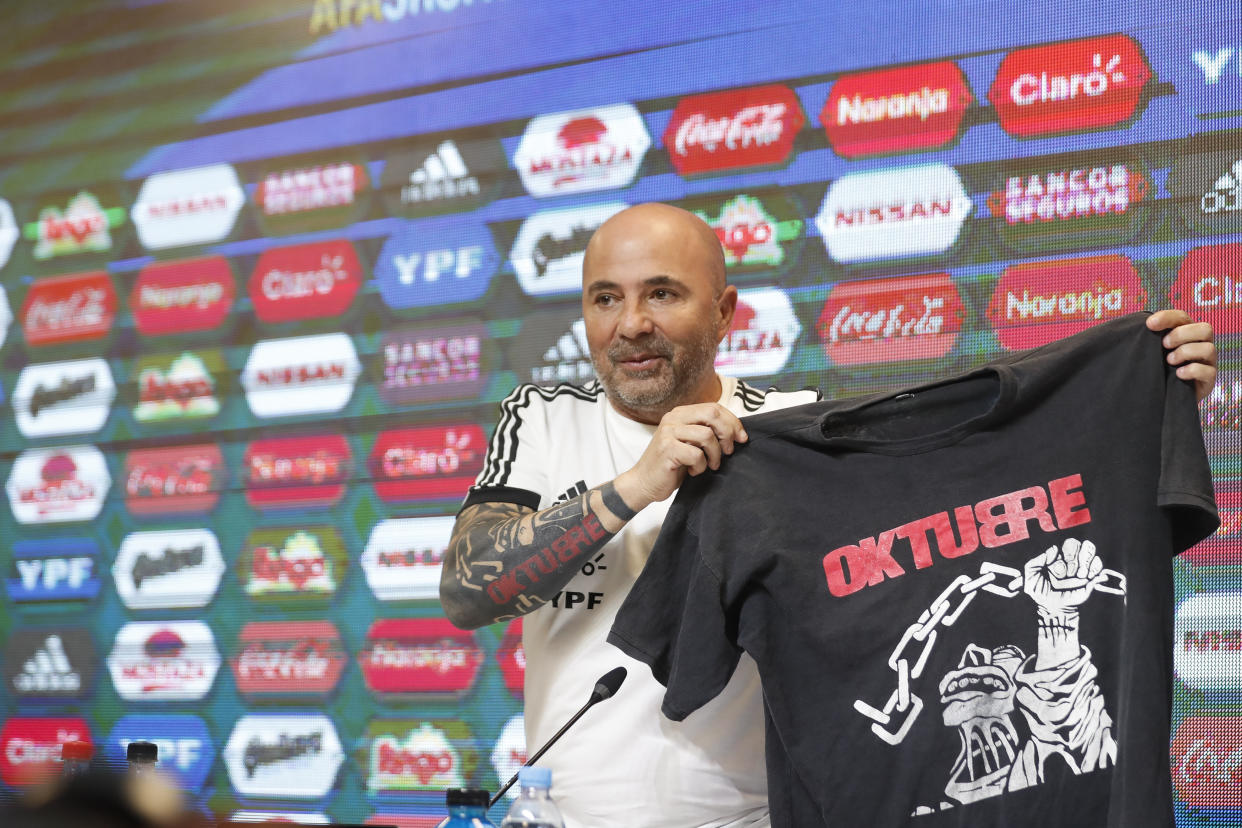 El seleccionador de Argentina, Jorge Sampaoli, muestra una camiseta regalada por un periodista durante una rueda de prensa el lunes 21 de mayo de 2018, en el predio de la Asociación de Fútbol Argentino (AFA), en Buenos Aires (Argentina). / Foto: EFE