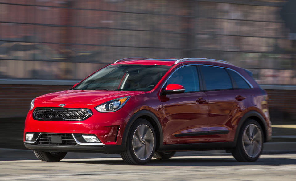 <p><strong>Kia Niro</strong><br><strong>Preis wie getestet:</strong> 22.690€<br><strong>Highlights</strong>: Sparsamer Kraftstoffverbrauch kombiniert mit vielen Stauraummöglichkeiten. Erweiterte Sicherheits-Features sind bei den teureren Modellen erhältlich.<br><strong>Mängel</strong>: Die Handhabung ist etwas umständlich, das Fahren ist etwas unstet.<br>(Car and Driver) </p>