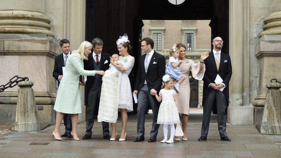 Prinz Oscar, auf dem Arm seiner Mutter Victoria, wird nach der Kirche von seinen Taufpaten umringt.