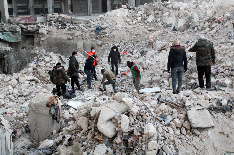 Aleppo in Syrien: Die Suche nach &#xdc;berlebenden geht weiter. (Bild: REUTERS/Firas Makdesi)