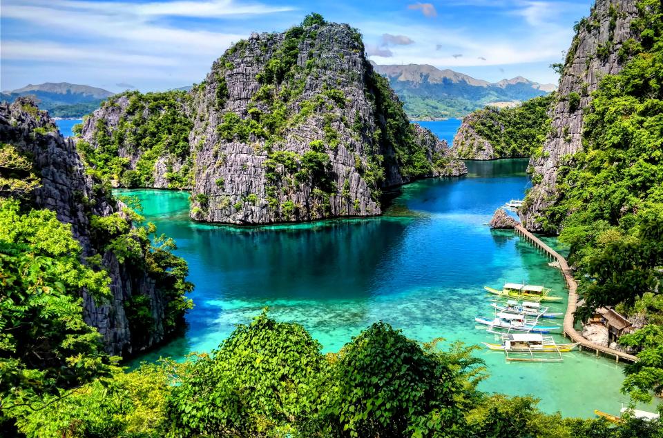 Numerosas revistas y blogs de viajes califican a Palawan, al suroeste de Filipinas, como una de las islas más bonitas del mundo. En ella, encontrarás acantilados de piedra caliza, coloridos arrecifes de coral o playas de arena blanca donde se pueden ver tortugas marinas o delfines saltando sobre las olas. El viaje hasta allí no es fácil, pero el alojamiento resulta bastante económico. (Foto: Getty Images).