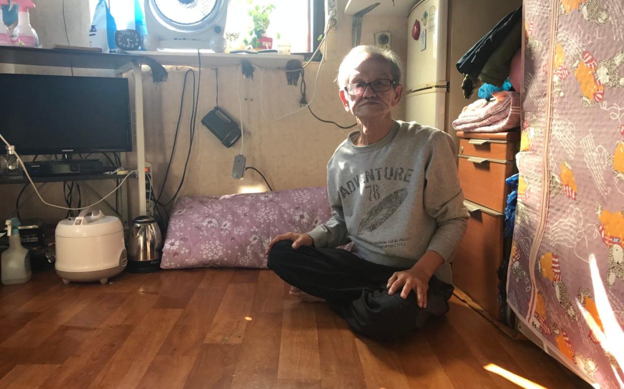 Lee Sang-joon, 76, can barely stretch out in his room in Seoul - Nicola Smith