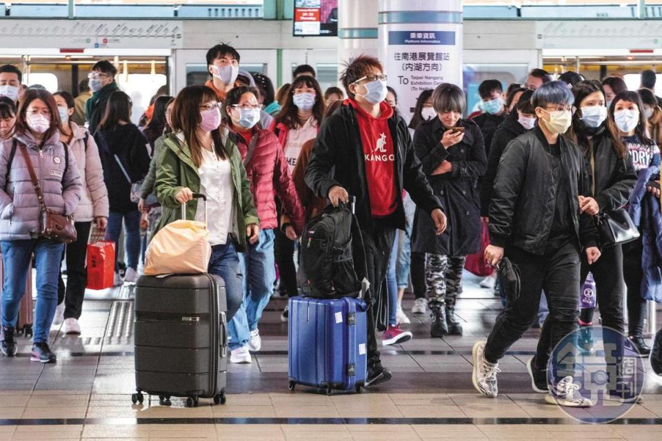 武漢肺炎疫情在中國延燒，年假春節過後的各交通運輸節點，幾乎全民都戴起口罩預防飛沫傳染。
