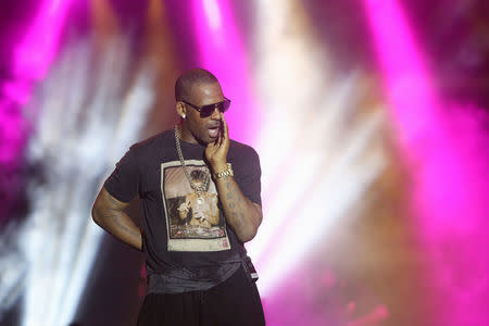 FILE PHOTO: Singer R. Kelly talks to fans as he performs during the Red Light Concert series at the Hasely Crawford Stadium in Port of Spain, Trinidad and Tobago, November 2, 2013. REUTERS/Andrea De Silva/File Photo